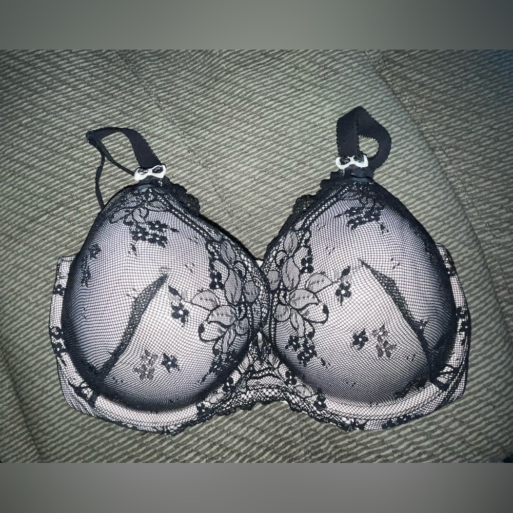 Parisa push-up bra. Size 36G. Lovely lace design and bows. Padded.